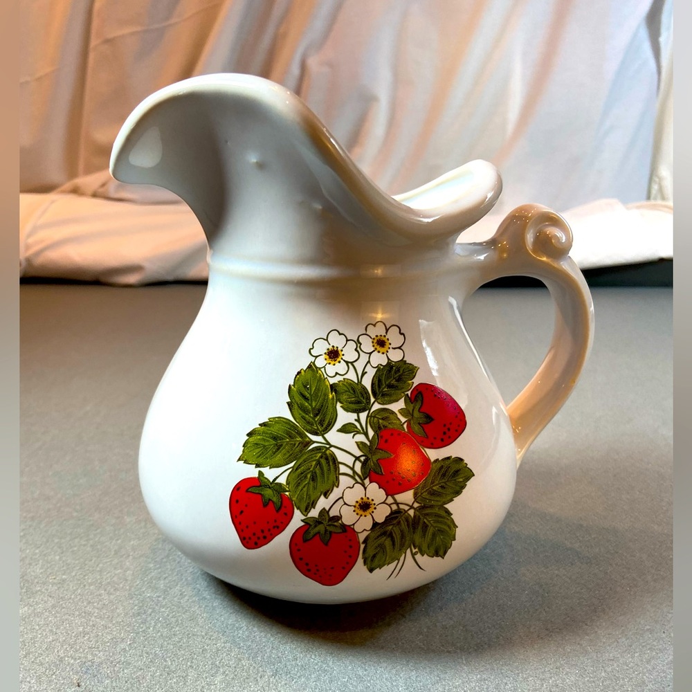 McCoy Strawberry Fields Pitcher Country Vintage‎ 70’s Vibe